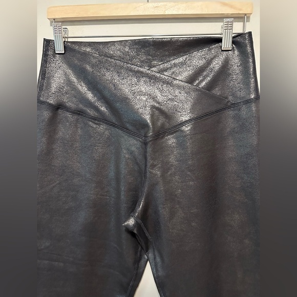 OFFLINE By Aerie The Hugger Crackle Crossover Legging Size XL - Picture 5 of 13